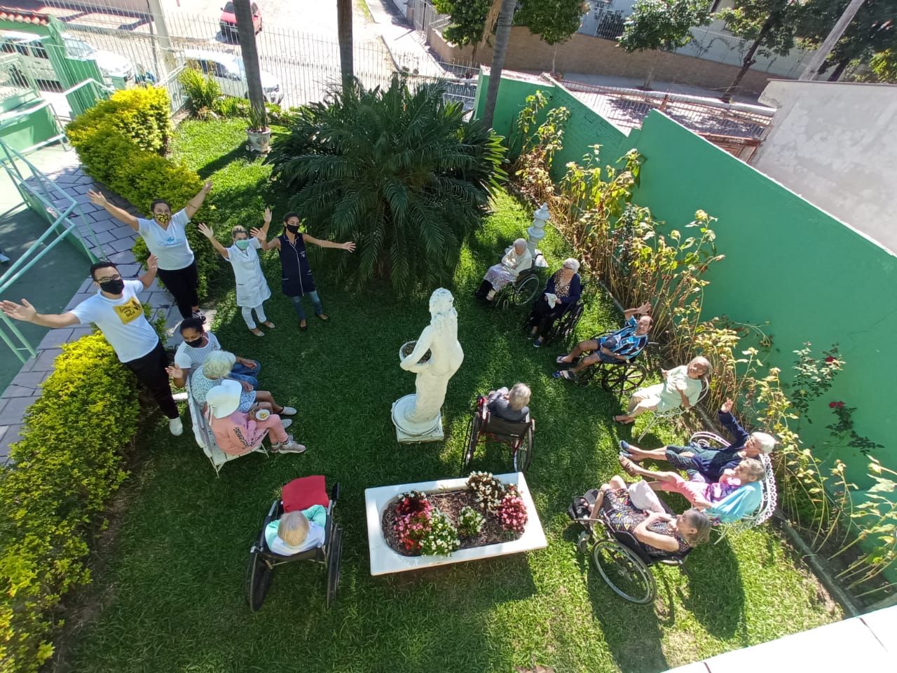 Atividade ao ar livre no jardim da Matriz