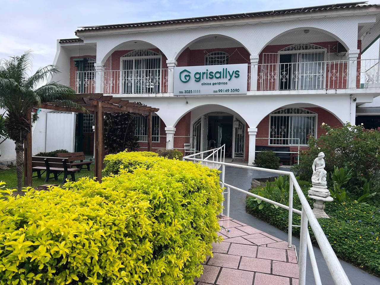 Entrada principal com rampa de acessibilidade