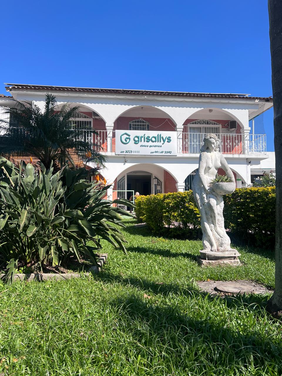 Fachada da Matriz Grisallys com jardim