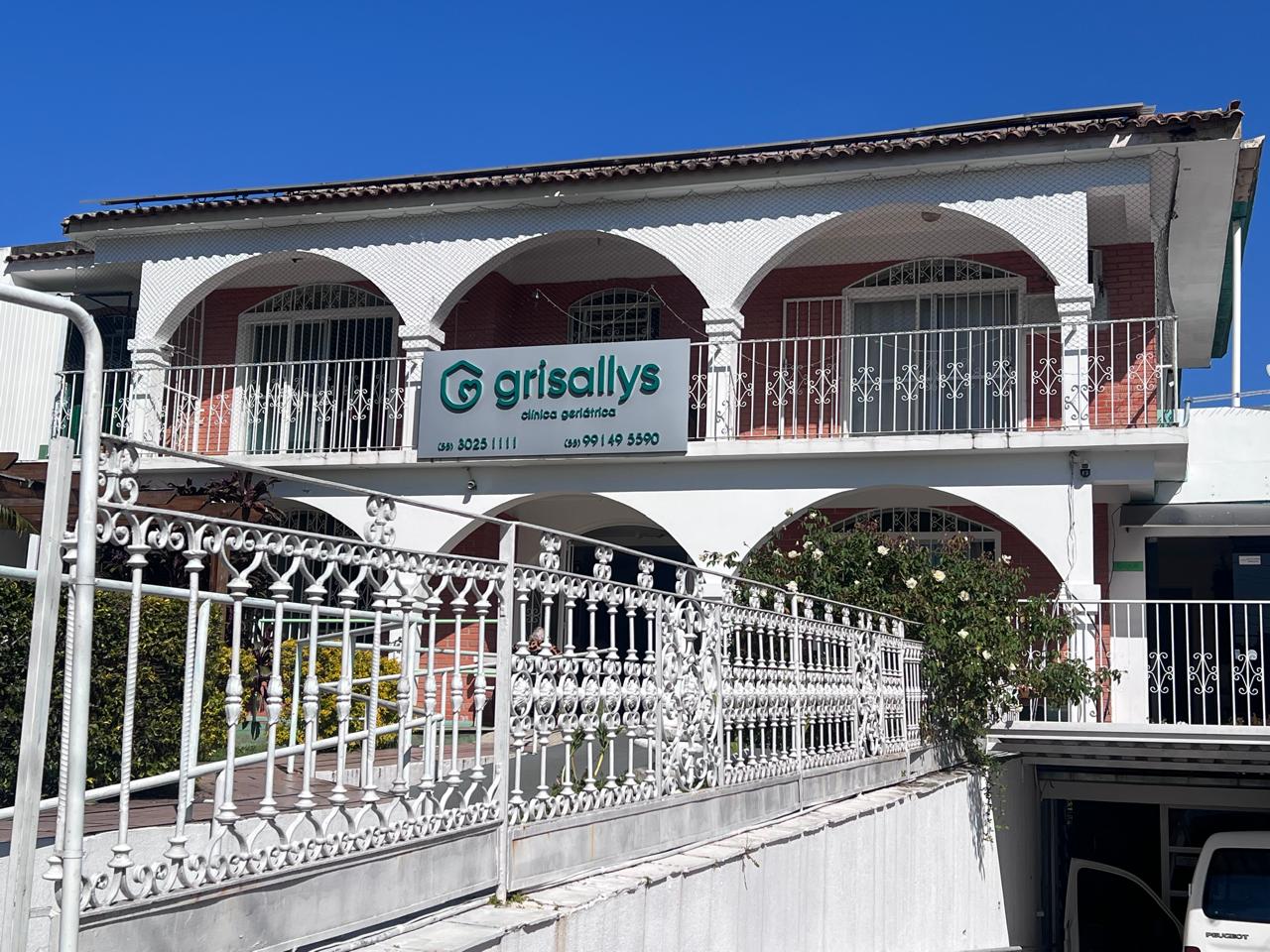Fachada da Matriz Grisallys com placa de identificação
