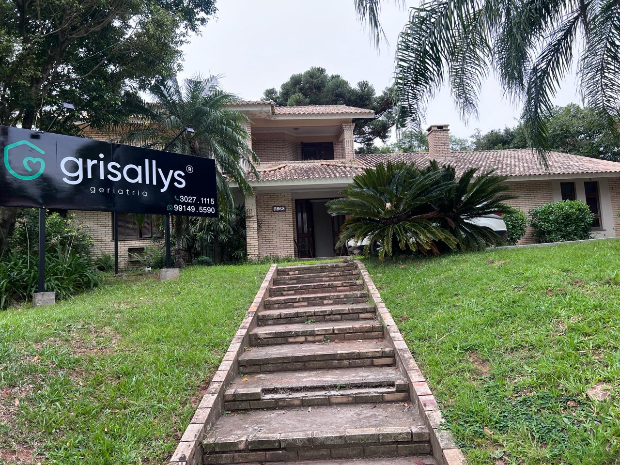 Entrada com escadaria e placa Grisallys