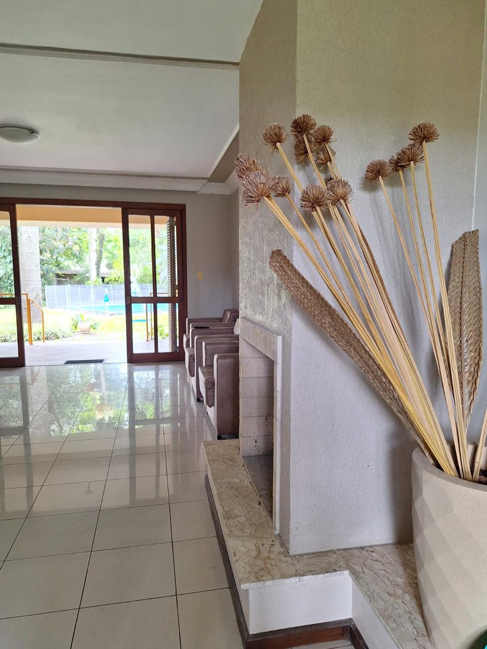 Hall com vista para a área da piscina
