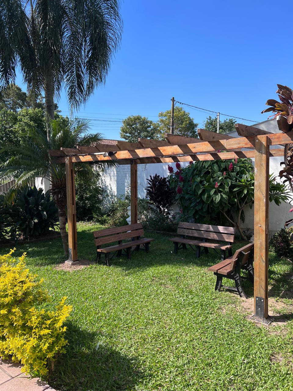 Recanto com bancos sob a pérgola