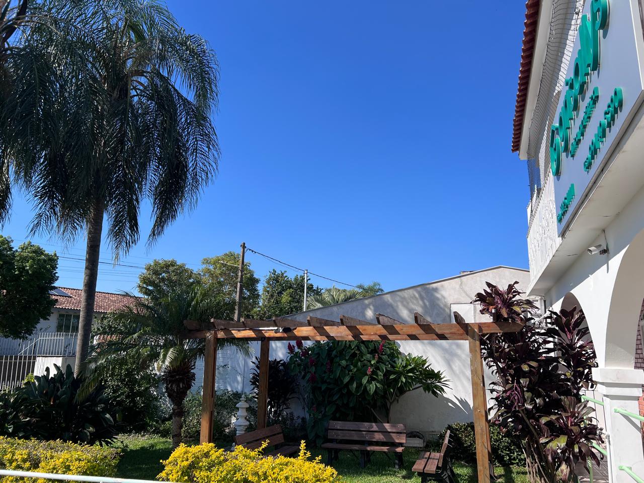 Pérgola sob o céu azul