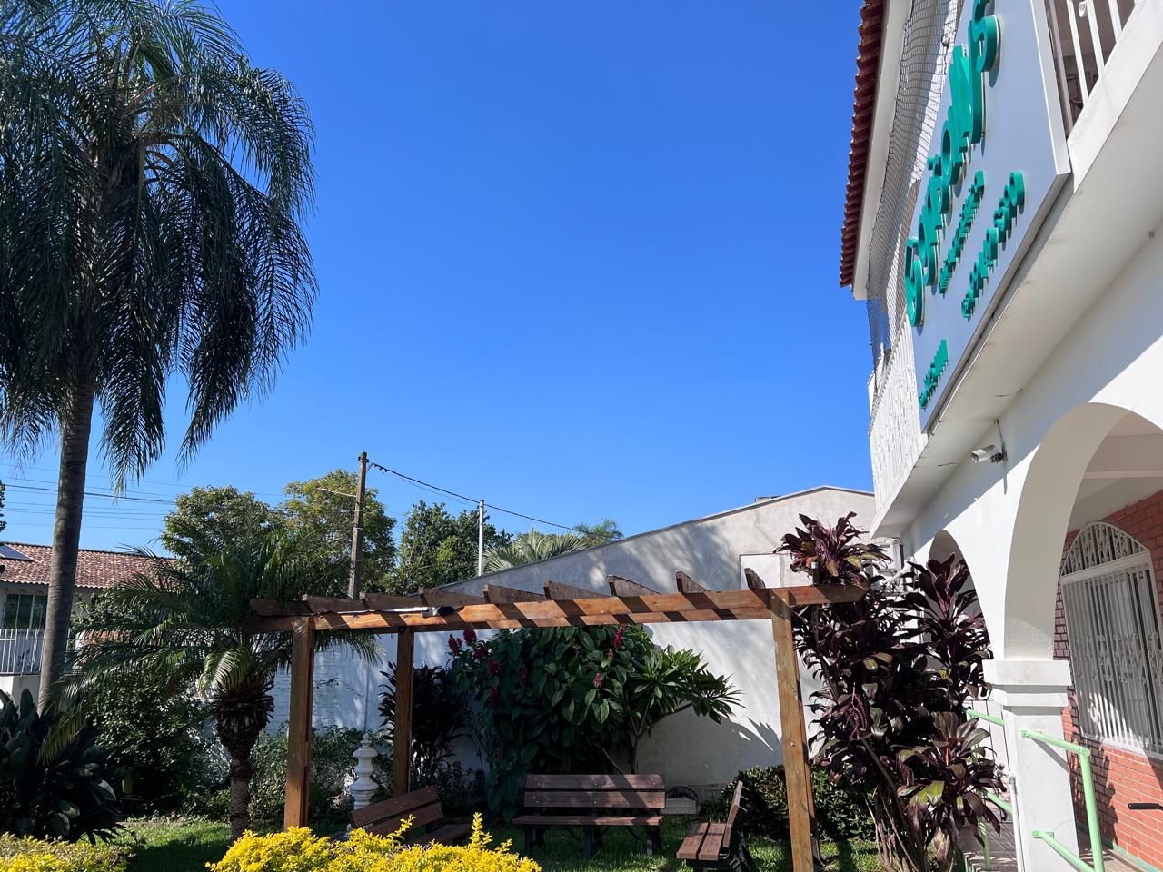 Pérgola de descanso ao lado da fachada