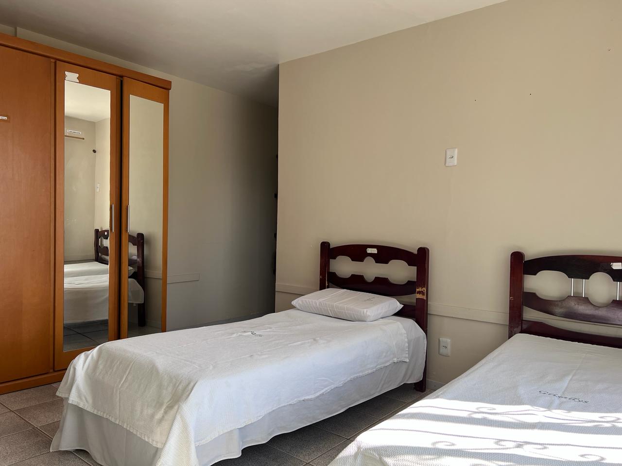 Quarto duplo com armário