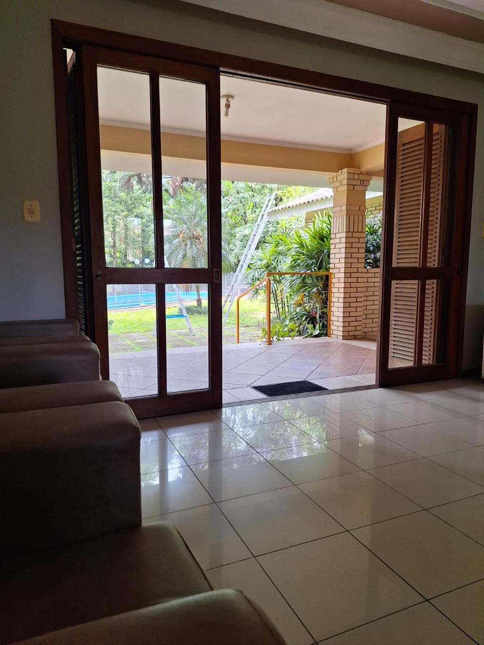 Vista da área externa e piscina
